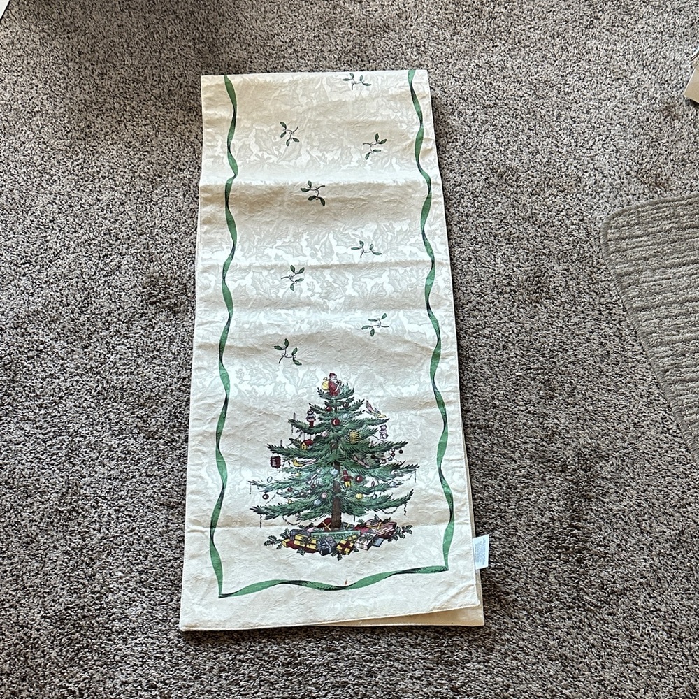 Spode Christmas Tree Table Runner - Green and Cream - Picture 3 of 10
